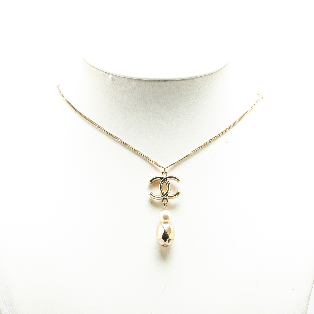 Pre-Loved Chanel Gold Plated CC Faux Pearl Pendant Necklace - Picture 4 of 5